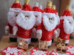 Novogodišnja odjeća za bocu Ded Moroz i Snegurochka iz Nadezhde Maksimove (Konkursni rad) Pleteni Snegurochka i Ded Moroz na boci