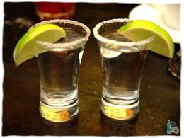 Woraus wird Tequila hergestellt und wie wird er getrunken?